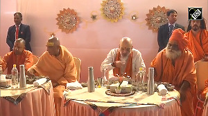 After taking a dip in Sangam, Amit Shah had lunch with Yogi and saints