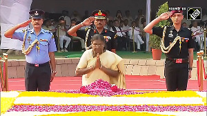 President Murmu pays tribute to Lal Bahadur Shastri at Vijay Ghat