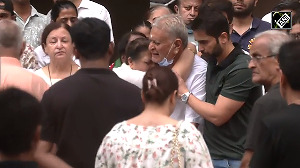 Shefali Jariwala's final journey: Family, friends in tears