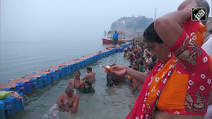 Bhai Dooj: Devotees Take Holy Dip at Balua Ghat in Prayagraj