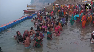 Bhai Dooj: Devotees Take Holy Dip at Balua Ghat in Prayagraj