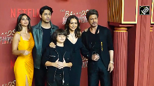 Aryan Khan turns photographer for dad SRK at 'The Ba ds of Bollywood' Premiere