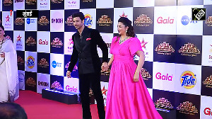 Divyanka and Vivek Make a Graceful Entry at Star Parivaar Awards