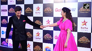 Divyanka and Vivek Make a Graceful Entry at Star Parivaar Awards