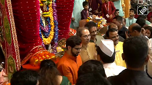 Uddhav Thackeray & Family Visit Lalbaugcha Raja 