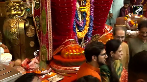 Uddhav Thackeray & Family Visit Lalbaugcha Raja 