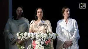 Hema Malini breaks down remembering Dharmendra at prayer meet
