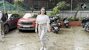 Neha Bhasin gossips with paps