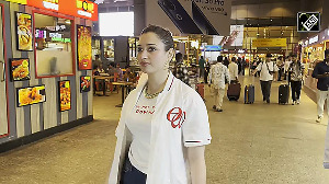 People went crazy about Tamannaah Bhatia at the airport, waved and posed for the paparazzi