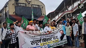 Bharat Bandh: RJD's student wing blocks Jehanabad railway tracks