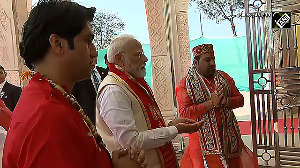 PM Modi offers prayers at Bageshwar Dham in Chhatarpur