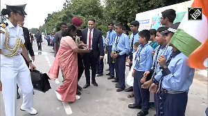 Prez Murmu stops convoy to distribute chocolates to students in Gorakhpur