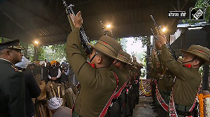 State honor given to former PM Manmohan Singh at NigamBodh Ghat, PM Modi arrived to bid last farewell