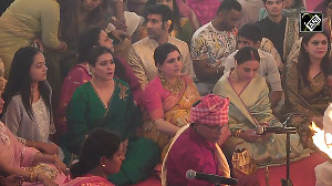 Kajol Rani Mukerji join hawan rituals at Sarbojanin Durga Pandal in North Bombay