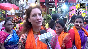 Italian Tourist Celebrates Ganesh Utsav Like a Local!