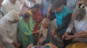 Lalu turns 78: RJD Chief cuts 78-kg laddu cake with sword