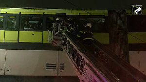 'Overloaded' Mumbai monorail stuck after power snag in rain