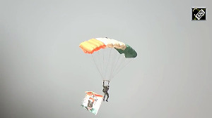 Thousands gather at sendh lake, Nava Raipur to witness spectacular Surya Kiran Air show