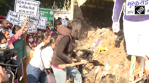 Video: Swati Maliwal dumps garbage outside Arvind Kejriwal's home