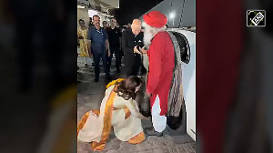 Kangana touches Sadhguru's feet at 'Emergency' screening