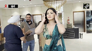 Sunny Leone stuns in a saree