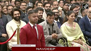 Kartik Aaryan smiles in background as Navdeep receives Arjuna Award from Prez Murmu