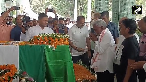 Champai Soren breaks down while paying last respects to Shibu Soren