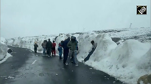 Watch: Magical snowfall at Rohtang Pass! 