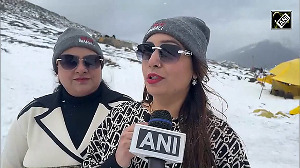 Watch Magical snowfall at Rohtang Pass! 