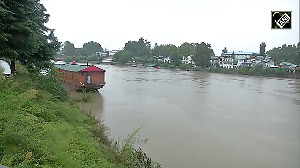 Water level of Jhelum River increases following incessant rainfall in Srinagar