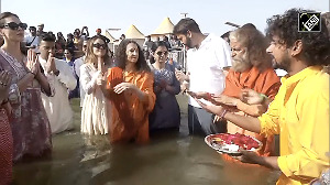 Isha Ambani reached Prayagraj Mahakumbh took holy dip in Triveni Sangam