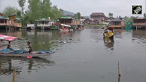 Tourists visit Dal Lake, enjoy scenic beauty of Srinagar