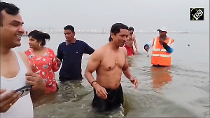 Singer Shaan takes holy dip at Triveni Sangam