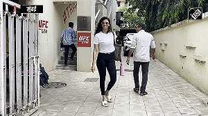 Daisy Shah Turns Heads in Her Chic Gym Look!