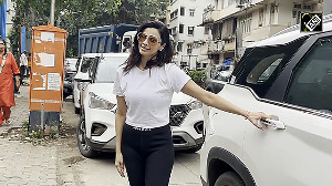 Daisy Shah Turns Heads in Her Chic Gym Look!