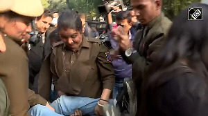 Police detains Swati Maliwal after she dumps garbage outside Kejriwal's residence