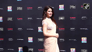 'Dangal' girl Fatima Shaikh stuns in peach-coloured saree