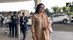 The evergreen Hema Malini spotted at Mumbai Airport 