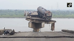 10 killed as bridge collapses in Gujarat's Vadodara