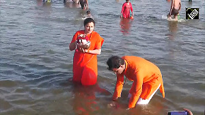 Navneet Rana takes holy dip in Triveni Sangam