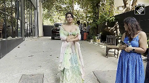 'Mein neeche aa rahi hoon', Wamiqa Gabbi says to paps