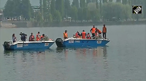 SDRF Conducts mock drill in SrinagarDal lake following MHA directive to tackle complex threats
