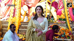Alia Bhatt visits Sarbojanin Durga Pandal in North Bombay steals spotlight in glossy sari look