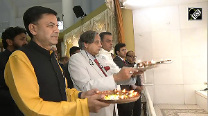 Shashi Tharoor lauds JMM's Sarfaraz Ahmad for offering prayers at Panama temple