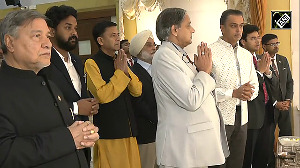 Shashi Tharoor lauds JMM's Sarfaraz Ahmad for offering prayers at Panama temple