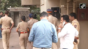 Mumbai Police Crime Branch officials arrive at Saif's residence after attack by intruder