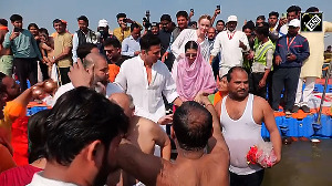 Akshay Kumar takes holy dip in Triveni Sangam