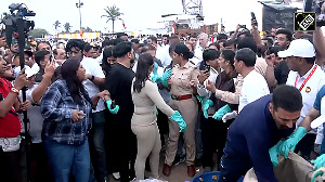 Akshay Kumar, Amruta Fadnavis Clean Juhu Beach Post Ganpati Visarjan
