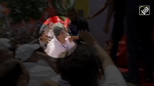 Viral moment caught on camera! Pappu Yadav refused entry to Rahul Gandhi- Tejashwi rath in Patna