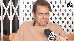 'Budha nahi hoon, Jawan hoon', Dharmendra hails Yoga's power